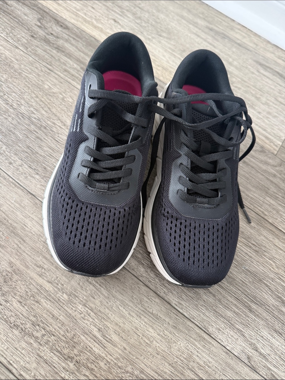 Easy Spirit Men's Black and Pink Cushioned Walking Sneakers